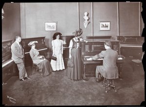 Um showroom de piano, Nova York, 1907 (impressão de gelatina de prata)